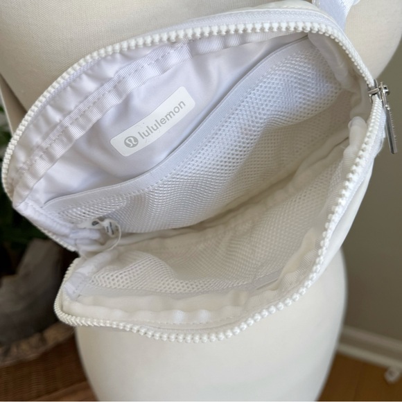 Lululemon Everywhere Belt Bag White Crossbody EUC - Picture 6 of 9